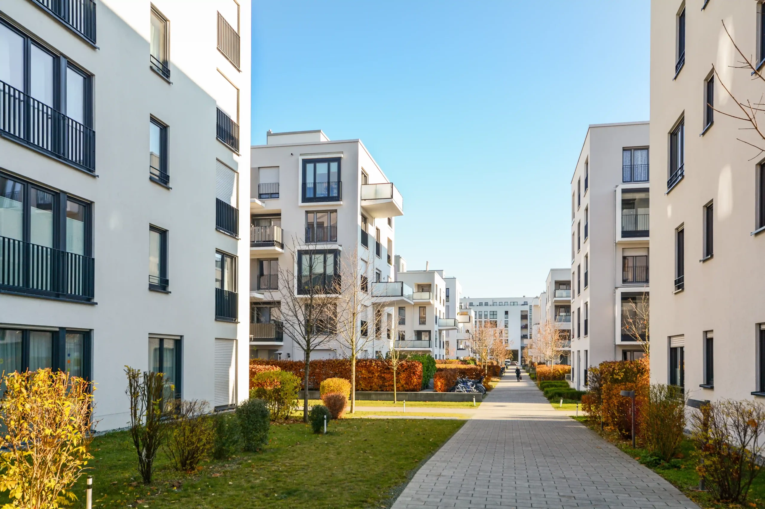 Moderne Wohnanlage mit begrünten Außenflächen und Gehwegen – Immobilienverwaltung in Moers und Düsseldorf